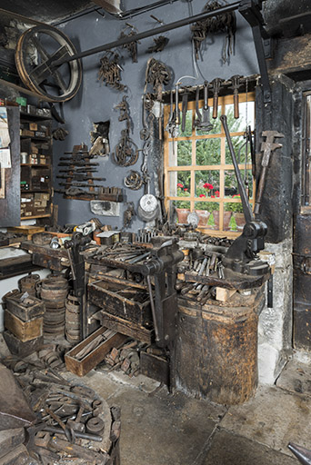 Forge : établi derrière la fenêtre, étaux et transmission. © Sonia Dourlot / Région Bourgogne-Franche-Comté, Inventaire du patrimoine - 2017