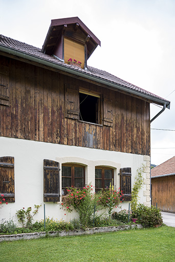 Façade antérieure : fenêtres horlogères. © Sonia Dourlot / Région Bourgogne-Franche-Comté, Inventaire du patrimoine - 2017