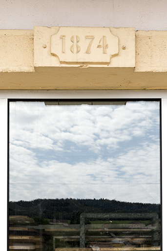 Date 1874 sur la façade antérieure. © Sonia Dourlot / Région Bourgogne-Franche-Comté, Inventaire du patrimoine - 2017 Date 1874 sur la façade antérieure. © Sonia Dourlot / Région Bourgogne-Franche-Comté, Inventaire du patrimoine - 2017