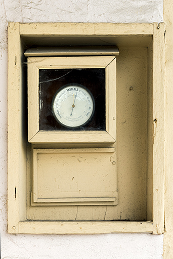 Baromètre, sur la façade antérieure. © Sonia Dourlot / Région Bourgogne-Franche-Comté, Inventaire du patrimoine - 2017 Baromètre, sur la façade antérieure. © Sonia Dourlot / Région Bourgogne-Franche-Comté, Inventaire du patrimoine - 2017