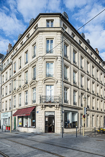 Vue de l'Immeuble depuis l'angle de la rue et du quai. © Jérôme Mongreville / Région Bourgogne-Franche-Comté, Inventaire du patrimoine - 2017 Vue de l'Immeuble depuis l'angle de la rue et du quai. © Jérôme Mongreville / Région Bourgogne-Franche-Comté, Inventaire du patrimoine - 2017