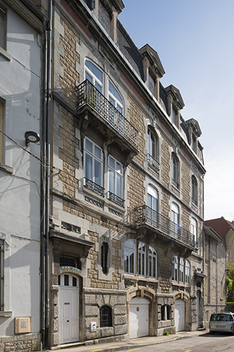 Façade de l'immeuble (entrées 14 bis et ter) vue de trois quarts gauche. © Jérôme Mongreville / Région Bourgogne-Franche-Comté, Inventaire du patrimoine - 2017 Façade de l'immeuble (entrées 14 bis et ter) vue de trois quarts gauche. © Jérôme Mongreville / Région Bourgogne-Franche-Comté, Inventaire du patrimoine - 2017
