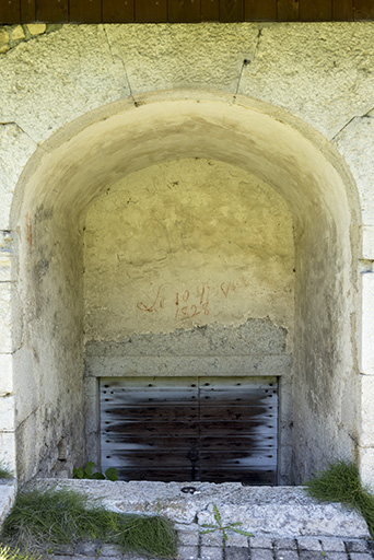 Façade sud : descente de cave et inscriptions. © Sonia Dourlot / Région Bourgogne-Franche-Comté, Inventaire du patrimoine - 2017 Façade sud : descente de cave et inscriptions. © Sonia Dourlot / Région Bourgogne-Franche-Comté, Inventaire du patrimoine - 2017