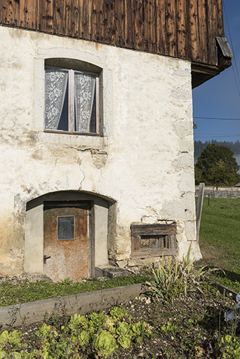 Façade est : accès au sous-sol (extension nord-est). © Sonia Dourlot / Région Bourgogne-Franche-Comté, Inventaire du patrimoine - 2017 Façade est : accès au sous-sol (extension nord-est). © Sonia Dourlot / Région Bourgogne-Franche-Comté, Inventaire du patrimoine - 2017