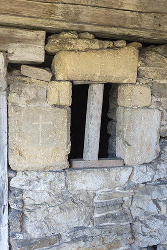 Façade nord : baie avec pierres gravées d'une croix. © Sonia Dourlot / Région Bourgogne-Franche-Comté, Inventaire du patrimoine - 2017 Façade nord : baie avec pierres gravées d'une croix. © Sonia Dourlot / Région Bourgogne-Franche-Comté, Inventaire du patrimoine - 2017