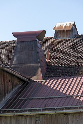 Pan de toiture nord, avec deux "tués". © Sonia Dourlot / Région Bourgogne-Franche-Comté, Inventaire du patrimoine - 2017 Pan de toiture nord, avec deux "tués". © Sonia Dourlot / Région Bourgogne-Franche-Comté, Inventaire du patrimoine - 2017