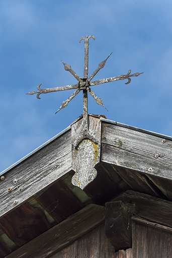 Façade antérieure : croix de faîtage. © Sonia Dourlot / Région Bourgogne-Franche-Comté, Inventaire du patrimoine - 2017