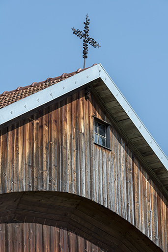 Ferme, façade antérieure : croix de faîtage. © Sonia Dourlot / Région Bourgogne-Franche-Comté, Inventaire du patrimoine - 2017
