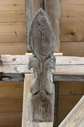 Ferme, façade latérale droite : 4e arbalétrier (à droite) vu par-dessous. © Sonia Dourlot / Région Bourgogne-Franche-Comté, Inventaire du patrimoine - 2017