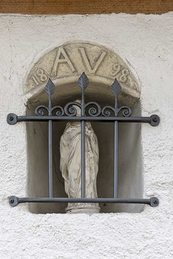 Abri du moteur : niche avec statue de la Vierge, date 1898 et intiales. © Sonia Dourlot / Région Bourgogne-Franche-Comté, Inventaire du patrimoine - 2017 Abri du moteur : niche avec statue de la Vierge, date 1898 et intiales. © Sonia Dourlot / Région Bourgogne-Franche-Comté, Inventaire du patrimoine - 2017