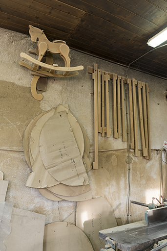Tournerie de tabourets et ébénisterie : gabarits et cheval à bascule. © Sonia Dourlot / Région Bourgogne-Franche-Comté, Inventaire du patrimoine - 2017 Tournerie de tabourets et ébénisterie : gabarits et cheval à bascule. © Sonia Dourlot / Région Bourgogne-Franche-Comté, Inventaire du patrimoine - 2017