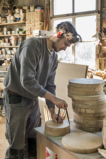 Tournerie de tabourets et ébénisterie : traçage d'une pièce de tabouret. © Sonia Dourlot / Région Bourgogne-Franche-Comté, Inventaire du patrimoine - 2017 Tournerie de tabourets et ébénisterie : traçage d'une pièce de tabouret. © Sonia Dourlot / Région Bourgogne-Franche-Comté, Inventaire du patrimoine - 2017