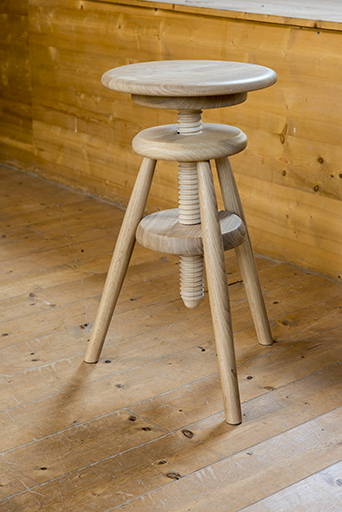 Tournerie de tabourets et ébénisterie : tabouret d'horloger. © Sonia Dourlot / Région Bourgogne-Franche-Comté, Inventaire du patrimoine - 2017 Tournerie de tabourets et ébénisterie : tabouret d'horloger. © Sonia Dourlot / Région Bourgogne-Franche-Comté, Inventaire du patrimoine - 2017