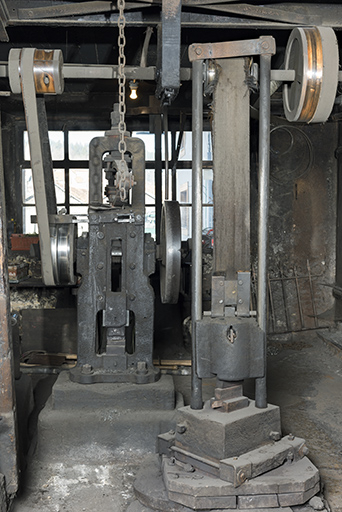 Martinet vertical à ressort (à gauche) et mouton (à droite) : face antérieure. © Sonia Dourlot / Région Bourgogne-Franche-Comté, Inventaire du patrimoine - 2017