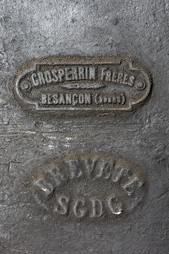 Plaque du constructeur (Grosperrin Frères). © Sonia Dourlot / Région Bourgogne-Franche-Comté, Inventaire du patrimoine - 2017