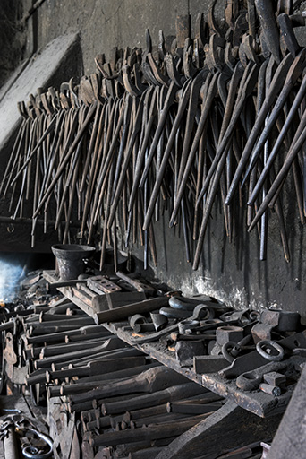Forge : intérieur de l'atelier de travail à chaud (pinces de forgeron et outils). © Sonia Dourlot / Région Bourgogne-Franche-Comté, Inventaire du patrimoine - 2017 Forge : intérieur de l'atelier de travail à chaud (pinces de forgeron et outils). © Sonia Dourlot / Région Bourgogne-Franche-Comté, Inventaire du patrimoine - 2017