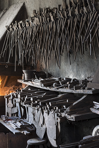 Pinces de forgeron, outils et gabarits. © Sonia Dourlot / Région Bourgogne-Franche-Comté, Inventaire du patrimoine - 2017