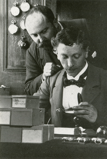 [Portrait d'Henri Vuez (assis) et d'un autre personnage : détail], 18 octobre 1902. © Laurent Poupard / Région Bourgogne-Franche-Comté, Inventaire du patrimoine - 2017