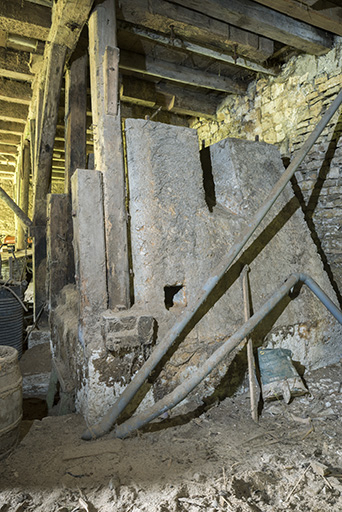 Scierie : socle en maçonnerie d'un châssis de scie. © Sonia Dourlot / Région Bourgogne-Franche-Comté, Inventaire du patrimoine - 2017