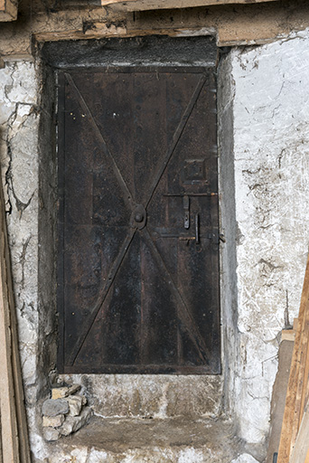 Bâtiment ancien, partie centrale : porte en fer au 1er étage. © Sonia Dourlot / Région Bourgogne-Franche-Comté, Inventaire du patrimoine - 2017 Bâtiment ancien, partie centrale : porte en fer au 1er étage. © Sonia Dourlot / Région Bourgogne-Franche-Comté, Inventaire du patrimoine - 2017
