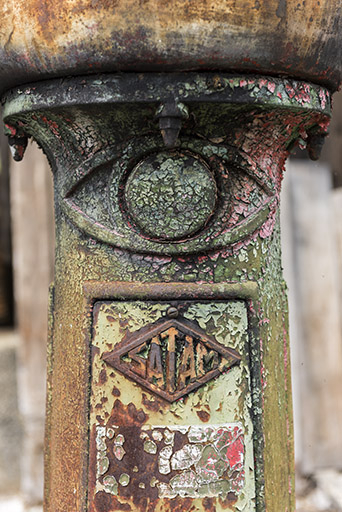 Pompes à carburant : logotype du constructeur Satam (Société pour tous Appareillages mécaniques). © Sonia Dourlot / Région Bourgogne-Franche-Comté, Inventaire du patrimoine - 2017 Pompes à carburant : logotype du constructeur Satam (Société pour tous Appareillages mécaniques). © Sonia Dourlot / Région Bourgogne-Franche-Comté, Inventaire du patrimoine - 2017