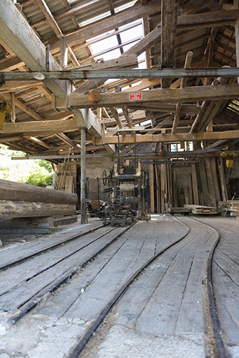 Atelier de fabrication : châssis de scie Socolest et rails. © Sonia Dourlot / Région Bourgogne-Franche-Comté, Inventaire du patrimoine - 2017 Atelier de fabrication : châssis de scie Socolest et rails. © Sonia Dourlot / Région Bourgogne-Franche-Comté, Inventaire du patrimoine - 2017