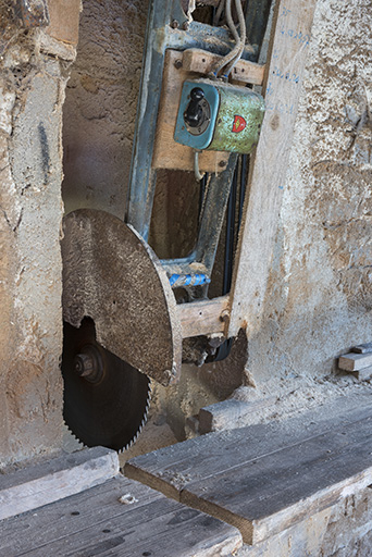 Atelier de fabrication : détail de la scie circulaire à balancier Guillet et Fils. © Sonia Dourlot / Région Bourgogne-Franche-Comté, Inventaire du patrimoine - 2017 Atelier de fabrication : détail de la scie circulaire à balancier Guillet et Fils. © Sonia Dourlot / Région Bourgogne-Franche-Comté, Inventaire du patrimoine - 2017