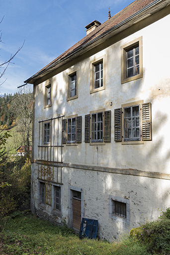 Façade postérieure, de trois quarts droite. © Sonia Dourlot / Région Bourgogne-Franche-Comté, Inventaire du patrimoine - 2017