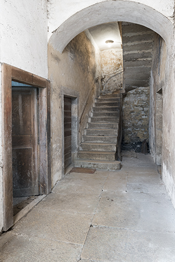 Escalier et couloir, à l'étage de soubassement. © Sonia Dourlot / Région Bourgogne-Franche-Comté, Inventaire du patrimoine - 2017