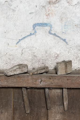Atelier de fabrication : maillets de dinandier et dessin de couvercle. © Sonia Dourlot / Région Bourgogne-Franche-Comté, Inventaire du patrimoine - 2017
