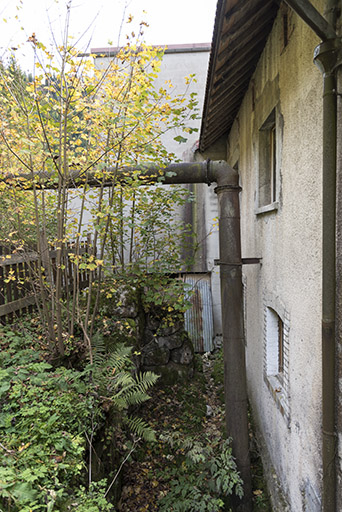 Atelier de fabrication : tuyau d'amenée d'eau de la turbine (façade postérieure). © Sonia Dourlot / Région Bourgogne-Franche-Comté, Inventaire du patrimoine - 2017 Atelier de fabrication : tuyau d'amenée d'eau de la turbine (façade postérieure). © Sonia Dourlot / Région Bourgogne-Franche-Comté, Inventaire du patrimoine - 2017