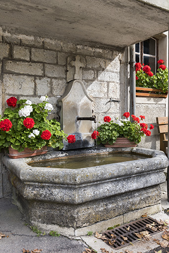 Fontaine (contre la façade antérieure du logement). © Sonia Dourlot / Région Bourgogne-Franche-Comté, Inventaire du patrimoine - 2017 Fontaine (contre la façade antérieure du logement). © Sonia Dourlot / Région Bourgogne-Franche-Comté, Inventaire du patrimoine - 2017