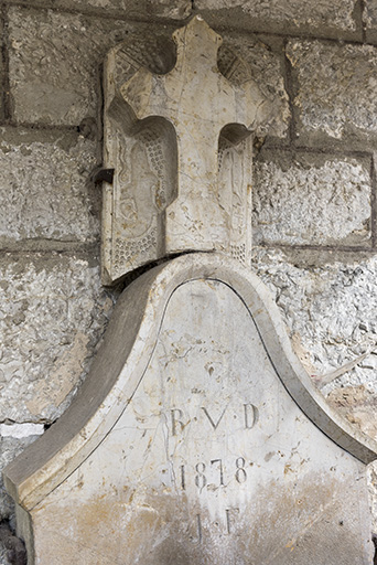 Fontaine : date 1878 et décor. © Sonia Dourlot / Région Bourgogne-Franche-Comté, Inventaire du patrimoine - 2017 Fontaine : date 1878 et décor. © Sonia Dourlot / Région Bourgogne-Franche-Comté, Inventaire du patrimoine - 2017