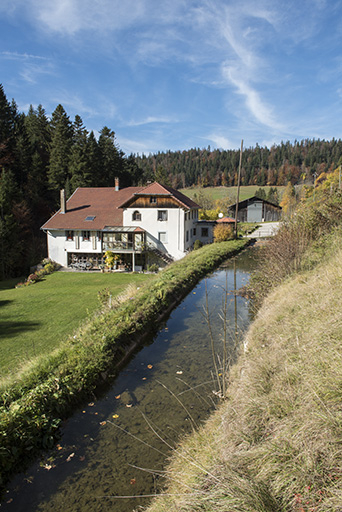 Vue d'ensemble plongeante sur le bâtiment et le bassin de retenue, depuis le sud-est. © Sonia Dourlot / Région Bourgogne-Franche-Comté, Inventaire du patrimoine - 2017