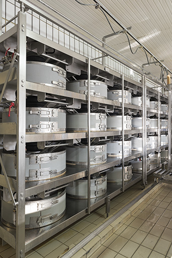 Atelier de fabrication : installation de pressage pneumatique. © Sonia Dourlot / Région Bourgogne-Franche-Comté, Inventaire du patrimoine - 2017