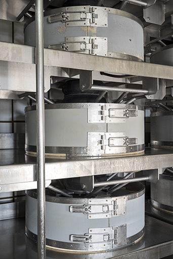 Atelier de fabrication : trois moules dans l'installation de pressage. © Sonia Dourlot / Région Bourgogne-Franche-Comté, Inventaire du patrimoine - 2017