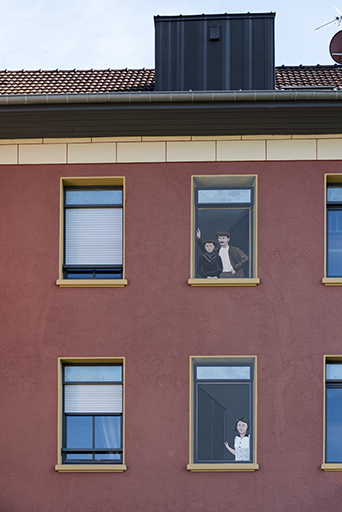 Peintures de Sophie Magos sur la façade antérieure : personnages représentant les ouvriers et le personnel administratif de l'usine. © Sonia Dourlot / Région Bourgogne-Franche-Comté, Inventaire du patrimoine - 2017 Peintures de Sophie Magos sur la façade antérieure : personnages représentant les ouvriers et le personnel administratif de l'usine. © Sonia Dourlot / Région Bourgogne-Franche-Comté, Inventaire du patrimoine - 2017