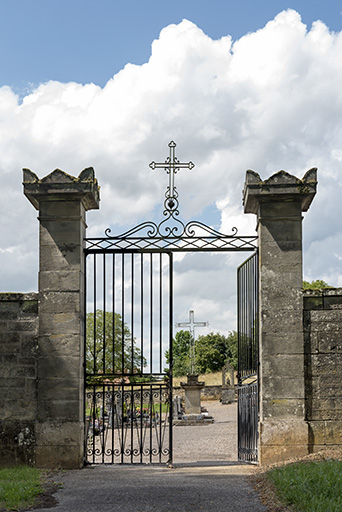 Porte flamande de l'entrée du cimetière. © Sonia Dourlot / Région Bourgogne-Franche-Comté, Inventaire du patrimoine - 2017