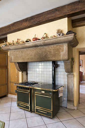 Cheminée vue de trois-quart dans la cuisine. (située dans l'ancienne épicerie) © Sonia Dourlot / Région Bourgogne-Franche-Comté, Inventaire du patrimoine - 2017