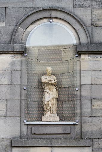 Sculpture dans la niche gauche de la façade : Saint Jacques. © Sonia Dourlot / Région Bourgogne-Franche-Comté, Inventaire du patrimoine - 2017