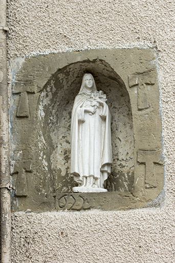 Niche entourée de quatre croix en tau et portant la date de 1622, 1 rue de la Corvée. © Sonia Dourlot / Région Bourgogne-Franche-Comté, Inventaire du patrimoine - 2017