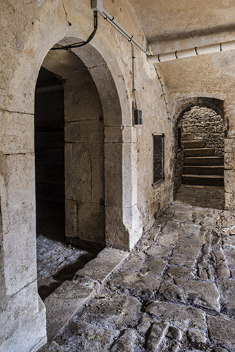 Escalier d'accès au rez-de-chaussée de la maison. © Jérôme Mongreville / Région Bourgogne-Franche-Comté, Inventaire du patrimoine - 2017 Escalier d'accès au rez-de-chaussée de la maison. © Jérôme Mongreville / Région Bourgogne-Franche-Comté, Inventaire du patrimoine - 2017