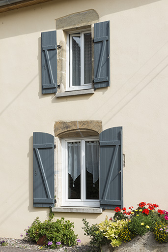 Détail sur les ouvertures, partie habitation. © Jérôme Mongreville / Région Bourgogne-Franche-Comté, Inventaire du patrimoine - 2017 Détail sur les ouvertures, partie habitation. © Jérôme Mongreville / Région Bourgogne-Franche-Comté, Inventaire du patrimoine - 2017