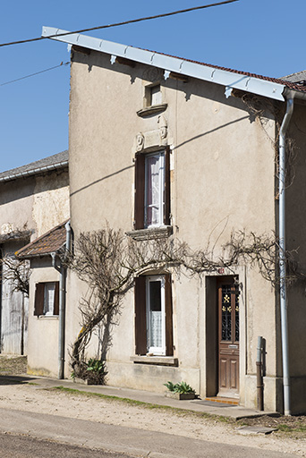 Maison disposant de linteaux décorés. © Jérôme Mongreville / Région Bourgogne-Franche-Comté, Inventaire du patrimoine - 2017 Maison disposant de linteaux décorés. © Jérôme Mongreville / Région Bourgogne-Franche-Comté, Inventaire du patrimoine - 2017
