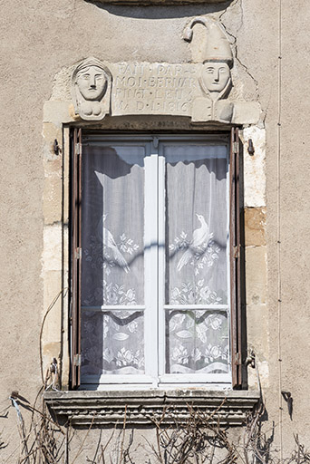 Fenêtre avec linteau décoré. © Jérôme Mongreville / Région Bourgogne-Franche-Comté, Inventaire du patrimoine - 2017 Fenêtre avec linteau décoré. © Jérôme Mongreville / Région Bourgogne-Franche-Comté, Inventaire du patrimoine - 2017