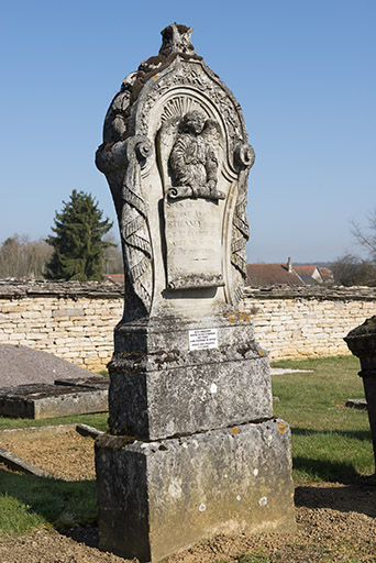 Stèle dans le cimetière. © Jérôme Mongreville / Région Bourgogne-Franche-Comté, Inventaire du patrimoine - 2017 Stèle dans le cimetière. © Jérôme Mongreville / Région Bourgogne-Franche-Comté, Inventaire du patrimoine - 2017