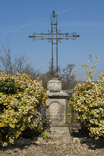Croix avec socle en pierre et partie haute en fer forgé. © Jérôme Mongreville / Région Bourgogne-Franche-Comté, Inventaire du patrimoine - 2017 Croix avec socle en pierre et partie haute en fer forgé. © Jérôme Mongreville / Région Bourgogne-Franche-Comté, Inventaire du patrimoine - 2017