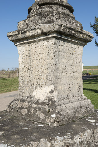 Détail sur les incriptions. © Jérôme Mongreville / Région Bourgogne-Franche-Comté, Inventaire du patrimoine - 2017 Détail sur les incriptions. © Jérôme Mongreville / Région Bourgogne-Franche-Comté, Inventaire du patrimoine - 2017