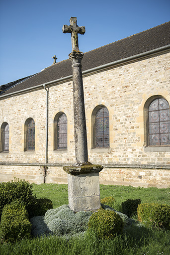 Calvaire le long du flanc est de l'église paroissiale. (mission 1897) © Sonia Dourlot / Région Bourgogne-Franche-Comté, Inventaire du patrimoine - 2017 Calvaire le long du flanc est de l'église paroissiale. (mission 1897) © Sonia Dourlot / Région Bourgogne-Franche-Comté, Inventaire du patrimoine - 2017