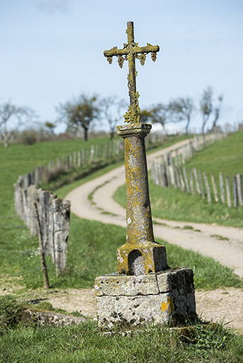 Croix saint Thiébaud (rue de Raincourt) © Sonia Dourlot / Région Bourgogne-Franche-Comté, Inventaire du patrimoine - 2017 Croix saint Thiébaud (rue de Raincourt) © Sonia Dourlot / Région Bourgogne-Franche-Comté, Inventaire du patrimoine - 2017